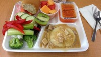 Kalau ini potret makan siang di sebuah sekolah di Minnesota, Amerika Serikat. Isiannya lengkap seperti mashed potato, sayuran, buah potong, roti, hingga susu.
