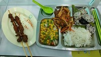 Di China, murid sekolah juga dapat menu makan siang dengan isian beragam. Misalnya nasi, tumis sayuran, dan sate seperti ini.