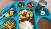 Di Colombia, menu makan siang di Sekolah Dasar juga cukup lengkap. Terlihat ada nasi, tumis sayuran, buah potong, dan segelas susu. Sudah pasti kenyang nih!