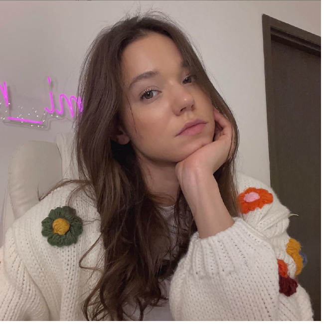 Pada 2021 diketahui Kristina Ozturk punya 21 anak hanya dalam setahun. Sementara sebelumnya di 2020, anaknya hanya satu. Bagaimana dia bisa punya 21 anak sekaligus? Rupanya Kristina menggunakan ibu pengganti atau surrogate mother. Foto: Dok. Instagram @ batumi_mama, @galipozturkofficial