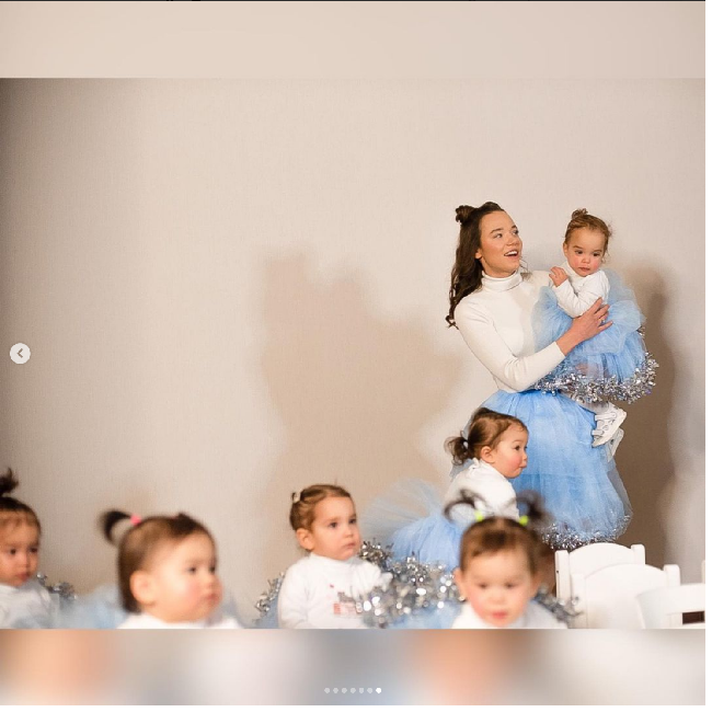 “Aku bisa katakan satu hal, hari-hariku tidak pernah membosankan. Setiap hari berbeda. Mulai dari membuat jadwal untuk para staff hingga berbelanja untuk keluarga,” kata Kristina yang tinggal bersama suami, 22 anak dan pengasuhnya di rumah tiga lantai. Foto: Dok. Instagram @ batumi_mama, @galipozturkofficial