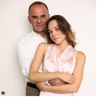 Kristina Ozturk dikenal sebagai wanita super kaya yang tinggal di Batumi, Georgia bersama 22 anaknya dan 16 pengasuh. Dia bercita-cita memiliki 105 anak yang didapatnya dengan bantuan ibu pengganti. Suaminya, Galip Ozturk, dikenal sebagai jutawan yang memilki hotel. Foto: Dok. Instagram @ batumi_mama, @galipozturkofficial