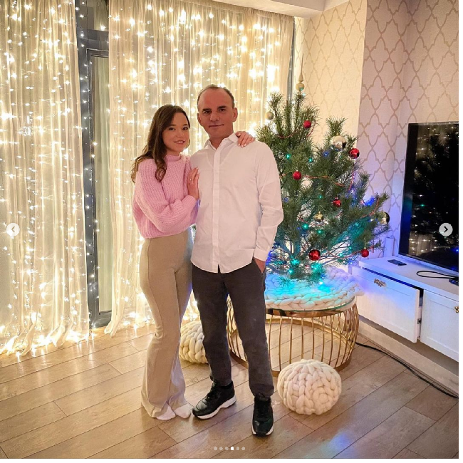 Kristina dan suaminya Galip Ozturk sebelumnya telah menyimpan sel telur dan sperma mereka di luar tubuh. Sel telur dan sperma tersebut kemudian menjalani pembuahan di luar rahim. Dan embrio yang berhasil kemudian ditanam di rahim ibu pengganti. Jadi 22 anak yang saat ini dimilikinya semuanya adalah anak kandungnya dan sang suami. Foto: Dok. Instagram @ batumi_mama, @galipozturkofficial