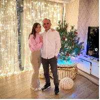 Kristina dan suaminya Galip Ozturk sebelumnya telah menyimpan sel telur dan sperma mereka di luar tubuh. Sel telur dan sperma tersebut kemudian menjalani pembuahan di luar rahim. Dan embrio yang berhasil kemudian ditanam di rahim ibu pengganti. Jadi 22 anak yang saat ini dimilikinya semuanya adalah anak kandungnya dan sang suami. Foto: Dok. Instagram @ batumi_mama, @galipozturkofficial