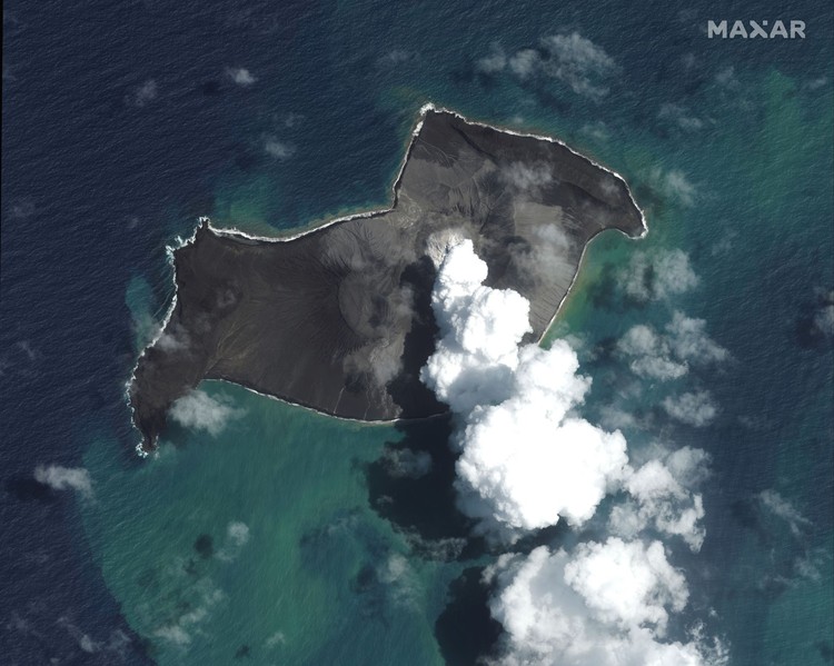 Letusan gunung berapi Tonga dilihat dari luar angkasa