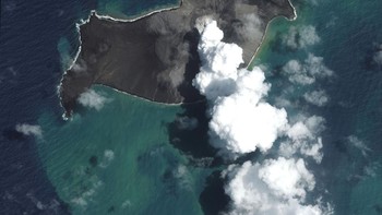 Kondisi Pulau Hunga Tonga-Hunga Haapai saat letusan gunung berapi dimulai pada 15 Januari. Pulau ini hanya satu dari 170 pulau kecil yang menjadi bagian negara Tonga. Foto: dok. Maxar Technologies