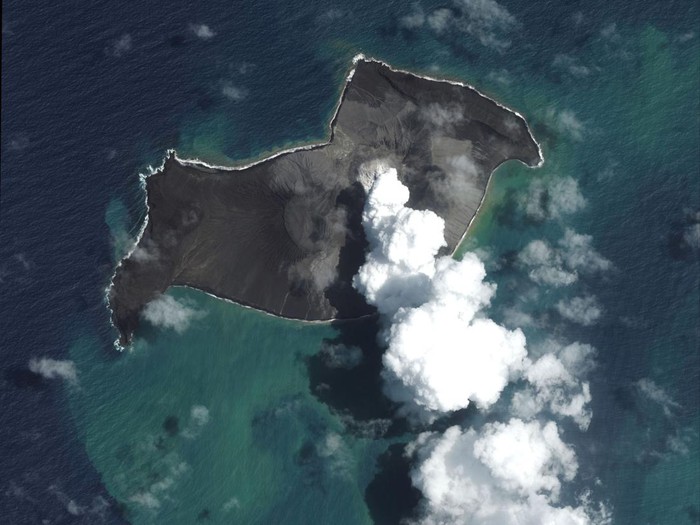 Letusan gunung berapi Tonga dilihat dari luar angkasa