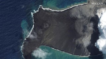 Foto close-up Pulau Hunga Tonga-Hunga Haapai saat letusan dimulai tapi belum memasuki letusan utama. Foto: dok. Maxar Technologies