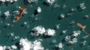 Letusan gunung berapi ini juga menyebabkan gelombang tsunami setinggi 15 meter. Pulau Hunga Tonga-Hunga Haapai pun terlihat menghilang sesaat setelah letusan terjadi. Foto: dok. Maxar Technologies