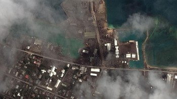 Setelah erupsi terjadi terlihat pelabuhan dan kota yang diselimuti abu dan awan gelap. Pemerintah Tonga saat ini masih mengevakuasi warga dari wilayah yang terdampak. Foto: dok. Maxar Technologies