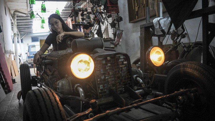 Mahasiswi ITB Bikin Mobil Hot Rod dari Logam Mahasiswi ITB jurusan Kriya tekstil Eldine Syifa mengelas rangka mobil hot rod yang dibangunnya di Sirnagalih, Karang Setra, Bandung, Jawa Barat, Rabu (19/1/2022). Mobil hot rod berkapasitas 500 cc yang terbuat dari logam serta mengangkat ornamen motif pamor keris tersebut merupakan tugas akhir kuliah yang rencananya akan dikembangkan ke wilayah kekaryaan dan komersil secara terbatas. ANTARA FOTO/Raisan Al Farisi/rwa.