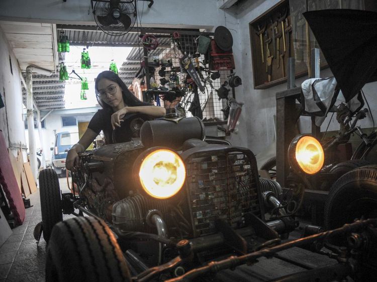 Keren! Mahasiswi ITB Bikin Mobil Hot Rod dari Logam