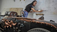 Mobil hot rod berkapasitas 500 cc yang terbuat dari logam serta mengangkat ornamen motif pamor keris tersebut merupakan tugas akhir kuliah yang rencananya akan dikembangkan ke wilayah kekaryaan dan komersil secara terbatas.