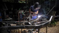 Bahan-bahan yang digunakan membuat mobil custom ini, Eldine dapatkan semua dari Pasar Jatayu, Kota Bandung.  