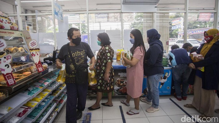 Mulai hari ini harga minyak goreng kemasan dipatok dengan harga Rp 14 ribu rupiah. Terbukti, harga tersebut sudah terpampang di sejumlah minimarket.