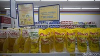 Semua harga minyak goreng dengan kemasan mulai dari yang sederhana hingga premium dipatok dengan harga setara Rp 14 ribu per liter. Baik untuk kemasan terkecil 1 liter hingga kemasan jerigen 25 liter.