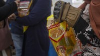 Dalam penerapannya warga hanya diperbolehkan membeli dua buah minyak goreng seharga 14 ribu rupiah. 