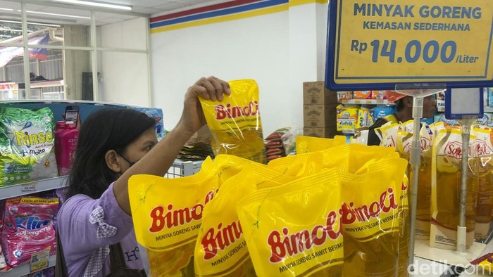 Mantap ! Minyak Goreng Kini Rp 14 Ribu Saja Mulai hari ini harga minyak goreng kemasan dipatok dengan harga Rp 14 ribu rupiah. Terbukti, harga tersebut sudah terpampang di sejumlah minimarket.