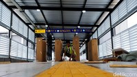 Di sini juga tersedia jalur untuk tunanetra.