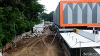 Bangunan lama Stasiun Pondok Ranji juga ditata.