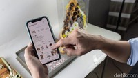 Suaminya pula yang membuat akun Instagram untuk menerima pesanan dan menjawab mention. Terdapat mini studio untuk memotret donat-donat lucu guna diupload ke akun IG @lazydonut13 yang juga atas saran Raehandra.