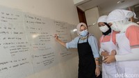Lenny Ibrahim menunjukan proses pembuatan donat rumahan Lazy Donut di rumahnya, di kawasan Joglo, Jakarta Barat. Kreasi donat sejak masa pandemi Covid-19 itu sudah banyak dipesan se-Jabodetabek.