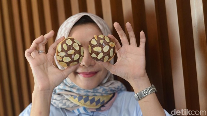 Melihat Pembuatan Donat Rumahan yang Hits Sejak Pandemi Dampak pandemi membuat kreatifitas berputar termasuk di dapur. Ibu rumah tangga, Lenny Ibrahim membuat donat empuk Lazy Donut yang ternyata banyak disukai. Lihat yuks kreatifitasnya.