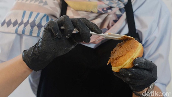 Dampak pandemi membuat kreatifitas berputar termasuk di dapur. Ibu rumah tangga, Lenny Ibrahim membuat donat empuk Lazy Donut yang ternyata banyak disukai. Lihat yuks kreatifitasnya.