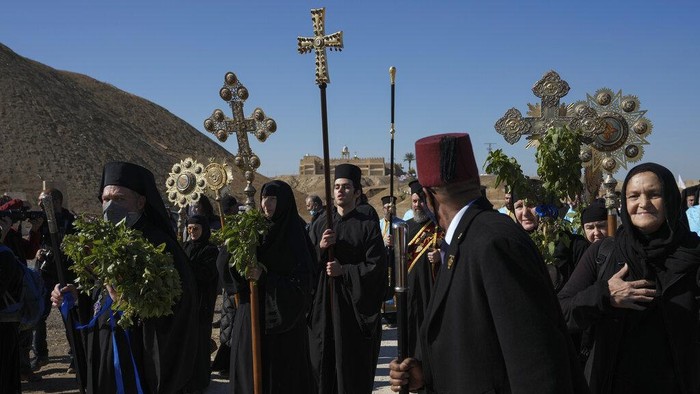 Melihat Ritual Pembaptisan di Sungai Yordan A Orthodox Christian pilgrim immerses himself in the Jordan River during a baptism ceremony as part of the Orthodox Feast of the Epiphany at Qasr el Yahud, near the West Bank town of Jericho, Tuesday, Jan. 18, 2022. The site is traditionally believed by many to be the place where Jesus was baptized. (AP Photo/Mahmoud Illean)