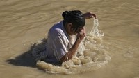 Situs ini secara tradisional dipercaya oleh banyak orang menjadi tempat di mana Yesus dibaptis.