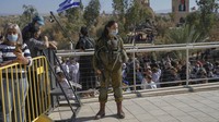 Seorang tentara Israel berjaga selama upacara pembaptisan.