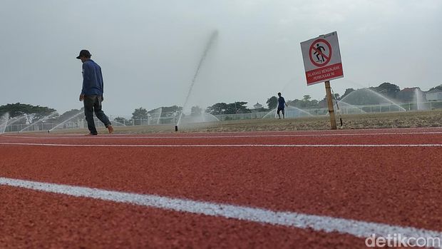 Stadion sepak bola RAA Adiwijaya, Garut, diproyeksikan rampung tahun ini. Stadion dengan rumput impor ini diklaim akan mampu menggelar pertandingan kelas Liga 1.