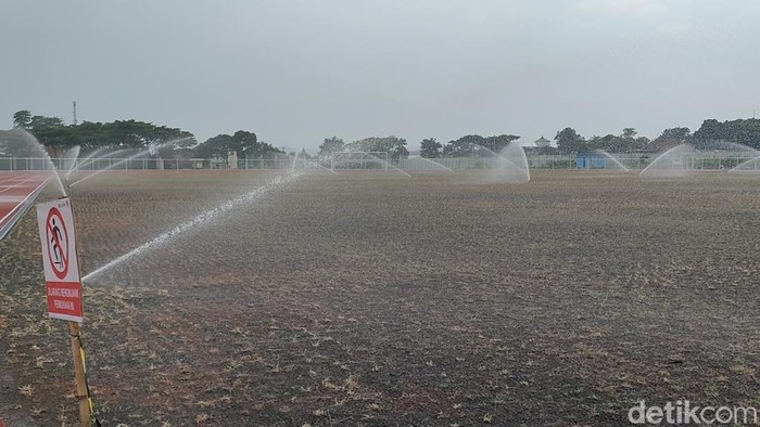 Stadion sepak bola RAA Adiwijaya, Garut, diproyeksikan rampung tahun ini. Stadion dengan rumput impor ini diklaim akan mampu menggelar pertandingan kelas Liga 1.