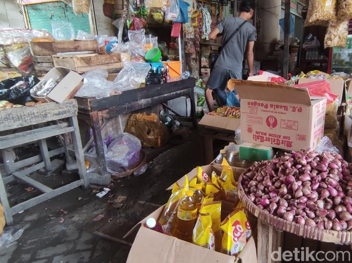 Minyak goreng di pasar tradisional.