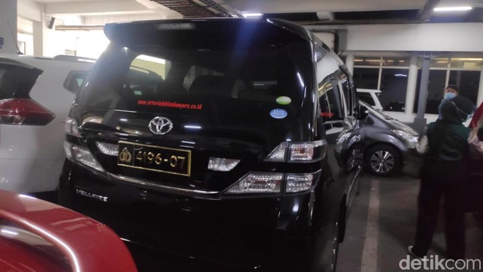 Mobil di parkiran DPR RI berpelat Polri berstiker Arteria Dahlan (Matius Alfons/detikcom).