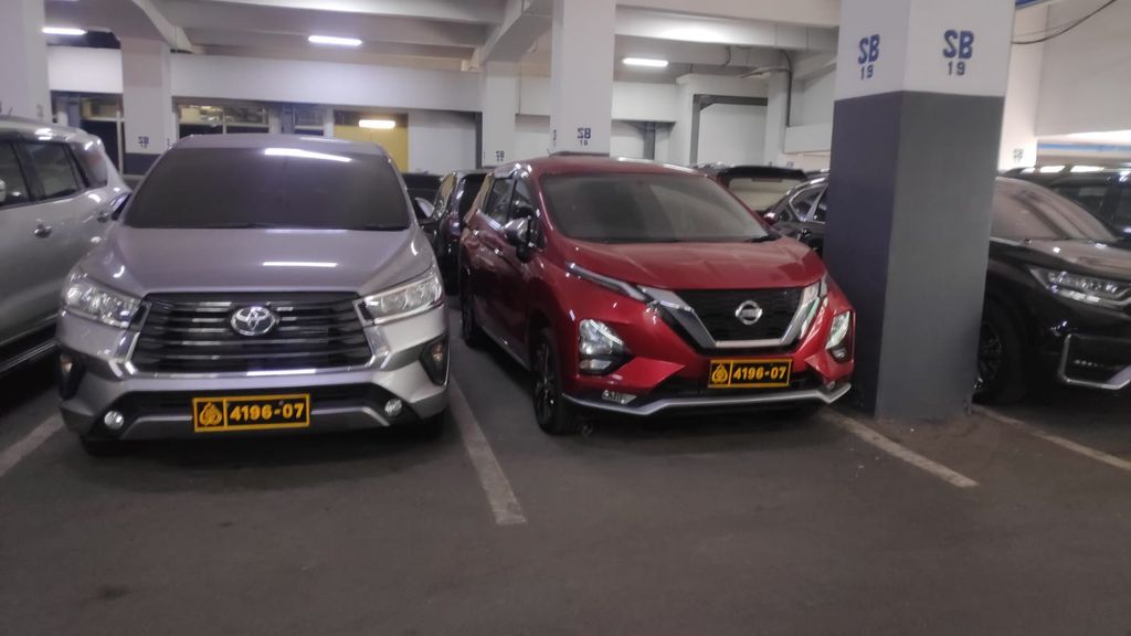 Mobil-mobil anggota DPR RI Arteria Dahlan terparkir dengan pelat nomor kendaraan organik polisi di gedung parkir mobil Gedung Nusantara II, DPR RI, Jakpus.