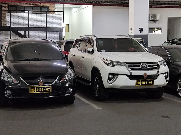 Mobil-mobil anggota DPR RI Arteria Dahlan terparkir dengan pelat nomor kendaraan organik polisi di gedung parkir mobil Gedung Nusantara II, DPR RI, Jakpus.