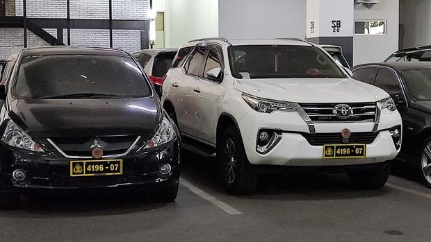 Mobil-mobil anggota DPR RI Arteria Dahlan terparkir dengan pelat nomor kendaraan organik polisi di gedung parkir mobil Gedung Nusantara II, DPR RI, Jakpus. Mobil-mobil anggota DPR RI Arteria Dahlan terparkir dengan pelat nomor kendaraan organik polisi di gedung parkir mobil Gedung Nusantara II, DPR RI, Jakpus.