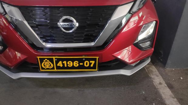 Mobil-mobil anggota DPR RI Arteria Dahlan terparkir dengan pelat nomor kendaraan organik polisi di gedung parkir mobil Gedung Nusantara II, DPR RI, Jakpus.