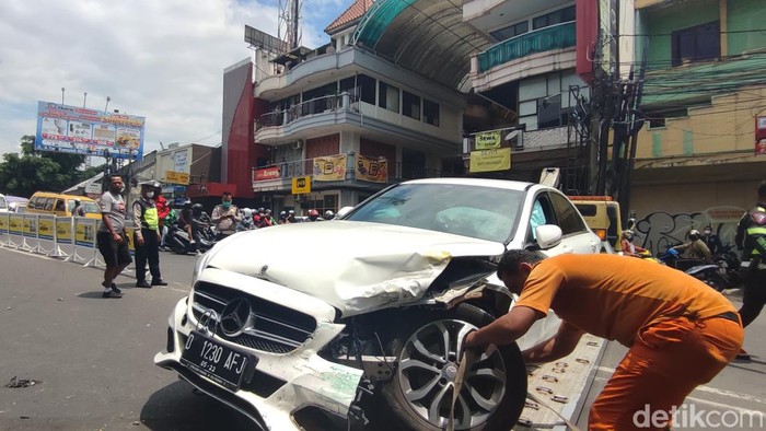 Mobil Tabrak Angkot di Bandung