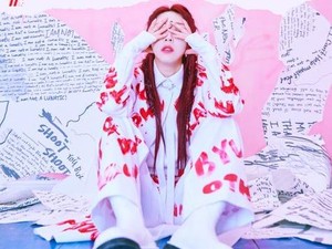 Moonbyul MAMAMOO Gaet Hook di MV Lunatic