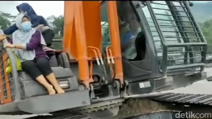 nakes di lumajang naik backhoe