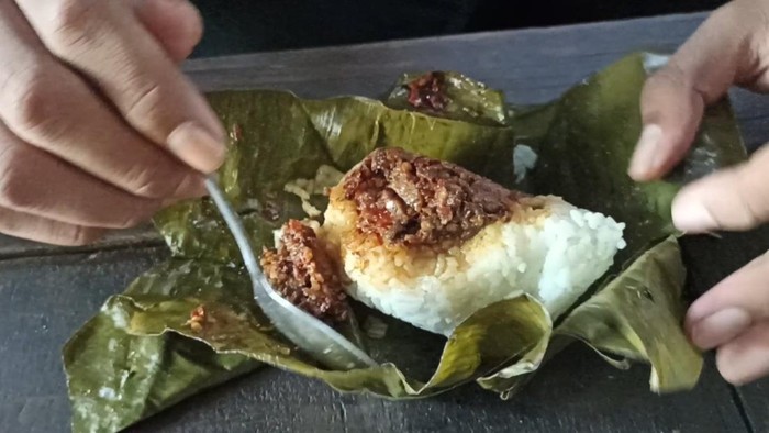 Nasi Gegok salah satunya, kuliner ini memiliki cita rasa yang super pedas, namun banyak pecintanya.