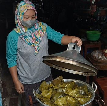 Nasi Gegok salah satunya, kuliner ini memiliki cita rasa yang super pedas, namun banyak pecintanya.
