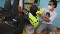 Kostum untuk cosplay buatan Reza dibanderol Rp 2,2 juta di pasar Indonesia. Sedangkan di pasar internasional, harga masing-masing kostum mencapai Rp 3-5 juta.