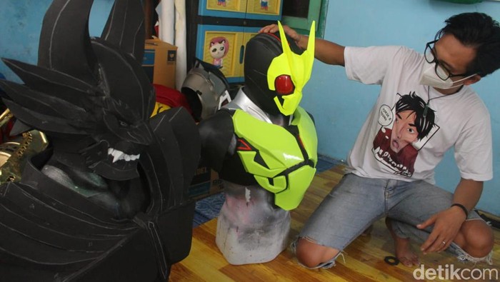 Omzet Puluhan Juta, Cosplay Made in Jombang Tembus Mancanegara Kostum untuk cosplay (permainan kostum) buatan warga Jombang sukses menembus pasar internasional. Tak ayal omzet penjual industri rumahan ini pun mencapai Rp 30 juta setiap bulan.