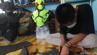 Kini ia mampu mempekerjakan 8 pegawai di rumahnya. Bahkan, pemasaran melalui medsos mampu mendatangkan pesanan dari sejumlah negara.