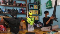 Pada tahap belajar beberapa tahun lalu, Reza membuat dan memasarkan sendiri kostum tersebut.