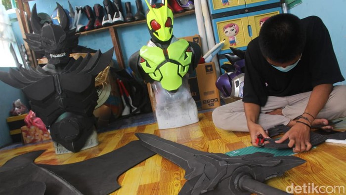 Kostum untuk cosplay (permainan kostum) buatan warga Jombang sukses menembus pasar internasional. Tak ayal omzet penjual industri rumahan ini pun mencapai Rp 30 juta setiap bulan.