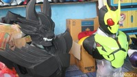 Cosplay buatan Reza menggunakan etilen vinil asetat (EVA) foam atau busa hati.